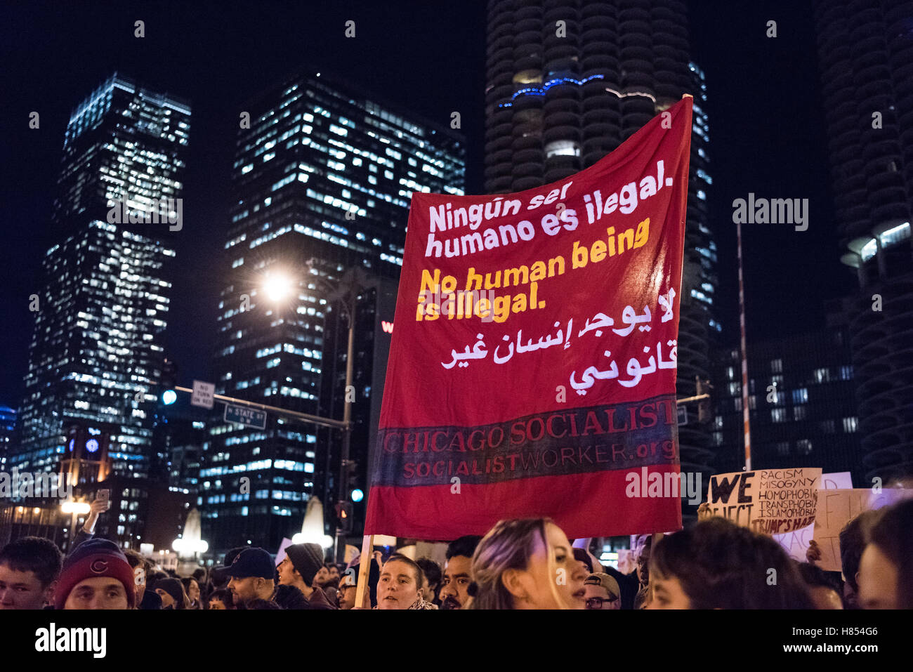 Chicago, Illinois, Stati Uniti d'America. 9 Novembre, 2016. Chicago socialisti tenere una lettura del segno 'Nessun essere umano è illegale" in spagnolo, inglese e arabo. Al 9 novembre per protestare contro Donald Trump. Credito: Caleb Hughes/Alamy Live News. Foto Stock