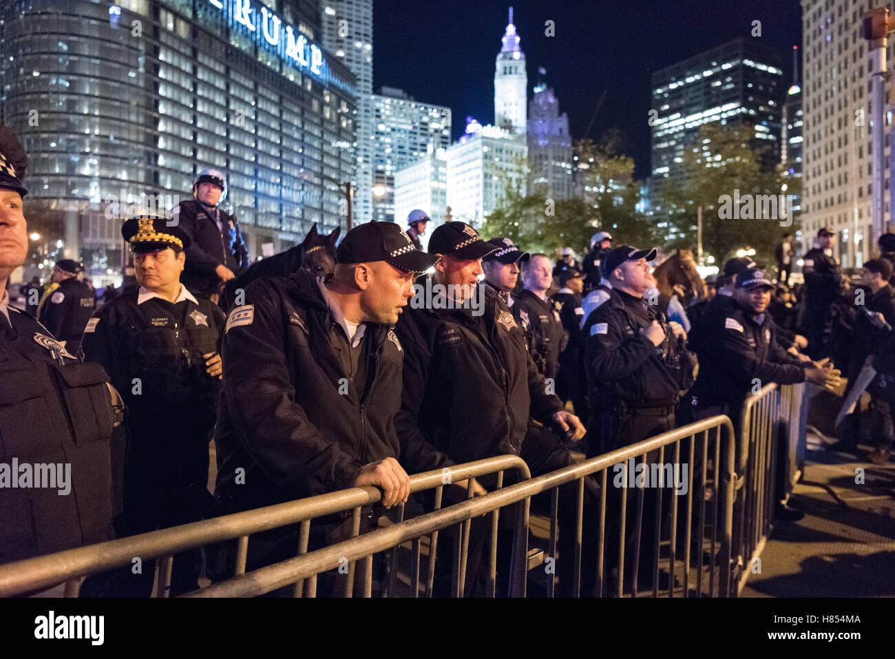 Chicago, Illinois, Stati Uniti d'America. 9 Novembre, 2016. La polizia di Chicago militarizzazione anti Trump manifestanti da arrivare al Trump Tower. Credito: Caleb Hughes/Alamy Live News. Foto Stock