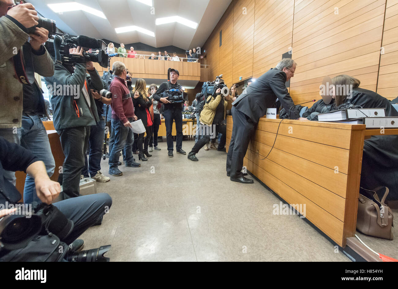Traunstein, Germania. Decimo Nov, 2016. Accusato train dispatcher Michael P. (M) i colloqui con i suoi avvocati Ulrike Thole (r) e Thilo Pfordte (l) all'interno della corte camera presso il tribunale regionale di Traunstein, Germania, 10 novembre 2016. La ferrovia dipendente è accusato di uccisione negligente. L'uomo si suppone di avere segnali disallineati e riprodotti sul suo smartphone poco prima che la testa di fatale sulla collisione tra due treni. Foto: PETER KNEFFEL/dpa (ATTENZIONE: gli accusati di indentity è sfocata in corrispondenza delle esigenze del suo team legale per motivi personali di priavcy.)/dpa/Alamy Live News Foto Stock