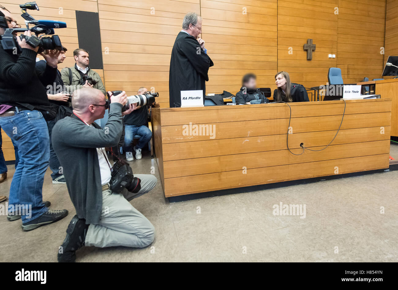 Traunstein, Germania. Decimo Nov, 2016. Accusato train dispatcher Michael P. (M) i colloqui con i suoi avvocati Ulrike Thole (L) e Thilo Pfordte (r) all'interno della corte camera presso il tribunale regionale di Traunstein, Germania, 10 novembre 2016. La ferrovia dipendente è accusato di uccisione negligente. L'uomo si suppone di avere segnali disallineati e riprodotti sul suo smartphone poco prima che la testa di fatale sulla collisione tra due treni. Foto: PETER KNEFFEL/dpa (ATTENZIONE: gli accusati di indentity è sfocata in corrispondenza delle esigenze del suo team legale per motivi personali di priavcy.)/dpa/Alamy Live News Foto Stock