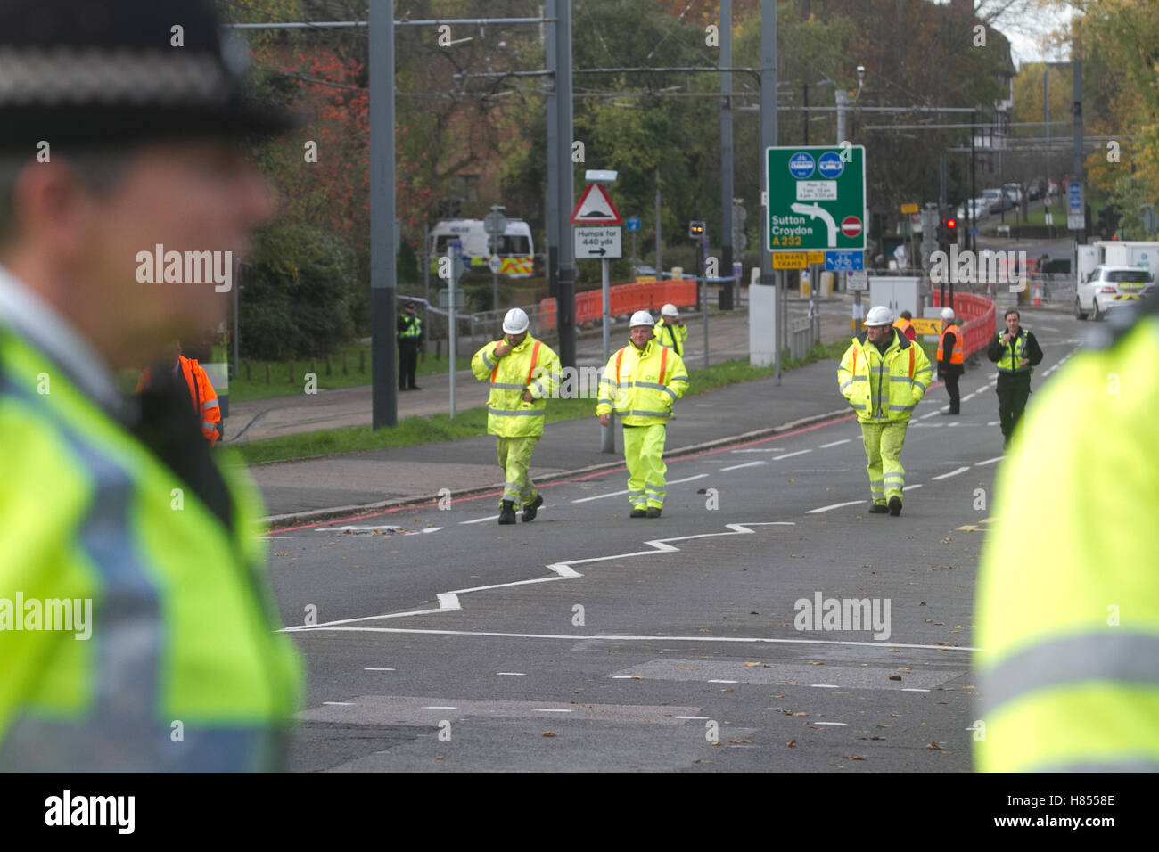 Croydon London,UK. Il 10 novembre 2016. Incidente gli investigatori di arrivare alla scena che rimane isolato in corrispondenza del sito dove dove un tram rovesciati a Croydon a sud-est di Londra causando diversi incidenti mortali Credito: amer ghazzal/Alamy Live News Foto Stock