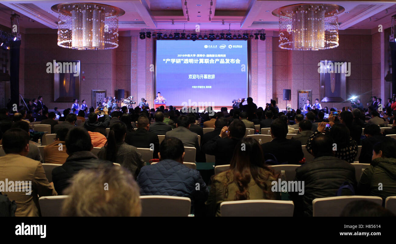Changsha. Decimo Nov, 2016. Foto scattata il 9 novembre 10, 2016 mostra una conferenza stampa comune tenutasi dal Centro Sud Università e Intel per rilasciare una serie di trasparenti di prodotti informatici in Changsha, capitale della centrale provincia cinese di Hunan. Centro Sud Università e Intel rilasciato congiuntamente una serie di trasparenti di prodotti informatici qui giovedì. © Wang Jingqiang/Xinhua/Alamy Live News Foto Stock