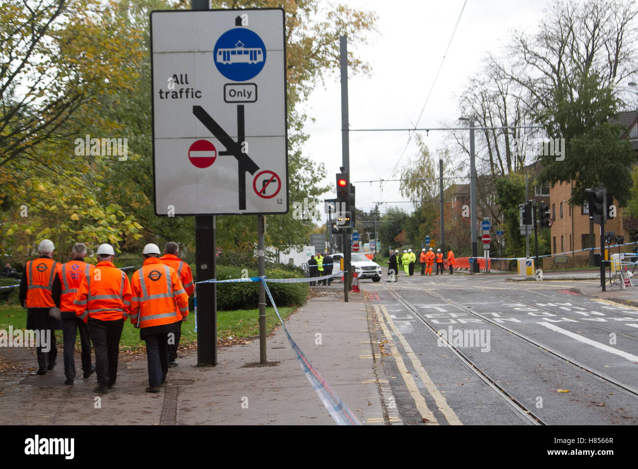 Croydon London,UK. Il 10 novembre 2016. Incidente gli investigatori di frequentare la scena che rimane isolato in corrispondenza del sito dove un tram rovesciati a Croydon a sud-est di Londra causando 7 morti e 50 feriti. Un 42-anno-vecchio tram driver che era stato arrestato per sospetto di omicidio colposo, è stato rilasciato su cauzione di polizia Credito: amer ghazzal/Alamy Live News Foto Stock