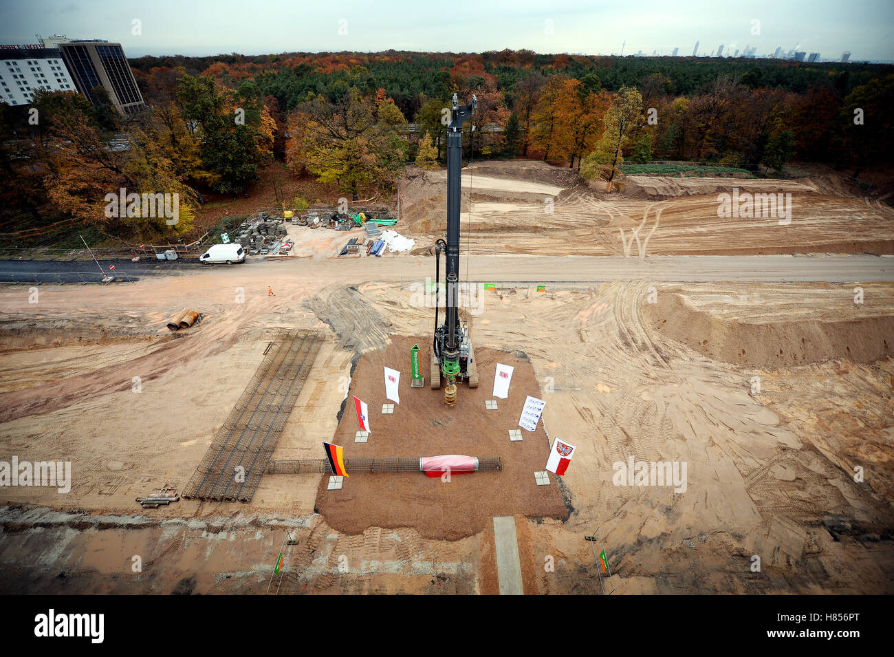 Vista del cantiere di un nuovo arredo urbano e la ferrovia suburbana (S-Bahn) Stazione presso la Casa della logistica e della mobilità in Francoforte Frankfurt am Main, Germania, 10 novembre 2016. La stazione sarà collegare il nuovo Gateway Gardens borough sia con il centro città e l'aeroporto. Foto: Susann Prautsch/dpa Foto Stock