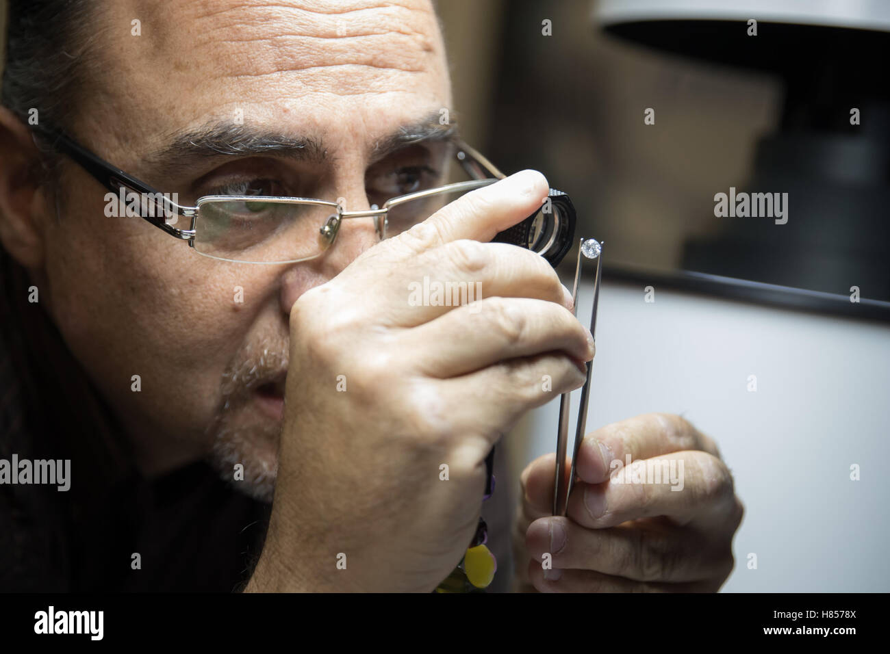 Ramat Gan, Israele. 8 Novembre, 2016. Un membro di Sarine tecnologie dimostra il modo tradizionale di classificazione diamanti in Ramat Gan, Israele, nov. 8, 2016. Sarine Technologies ha sviluppato un sistema automatizzato e obiettive e coerenti la chiarezza e la misurazione dei colori e i sistemi di classificazione per i diamanti. © Guo Yu/Xinhua/Alamy Live News Foto Stock