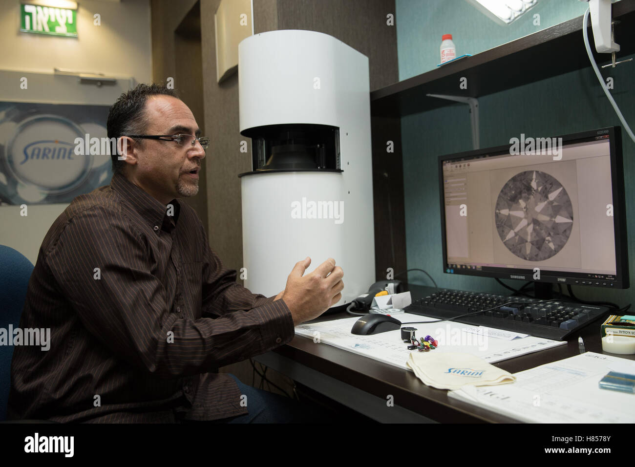 Ramat Gan, Israele. 8 Novembre, 2016. Un membro di Sarine tecnologie dimostra la loro nuova tecnologia di classificazione diamanti in Ramat Gan, Israele, nov. 8, 2016. Sarine Technologies ha sviluppato un sistema automatizzato e obiettive e coerenti la chiarezza e la misurazione dei colori e i sistemi di classificazione per i diamanti. © Guo Yu/Xinhua/Alamy Live News Foto Stock