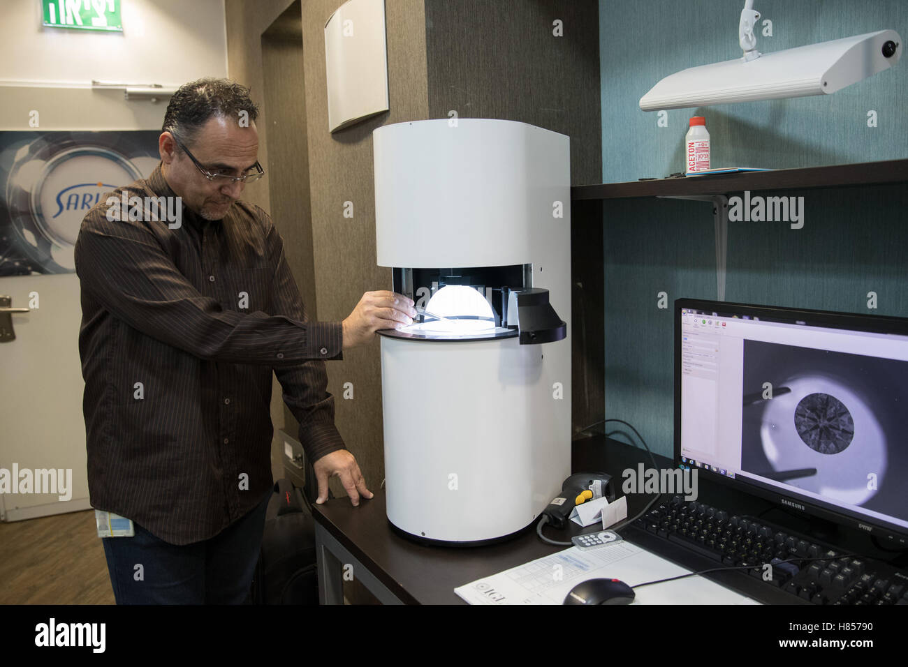 Ramat Gan, Israele. 8 Novembre, 2016. Un membro di Sarine tecnologie dimostra la loro nuova tecnologia di classificazione diamanti in Ramat Gan, Israele, nov. 8, 2016. Sarine Technologies ha sviluppato un sistema automatizzato e obiettive e coerenti la chiarezza e la misurazione dei colori e i sistemi di classificazione per i diamanti. © Guo Yu/Xinhua/Alamy Live News Foto Stock