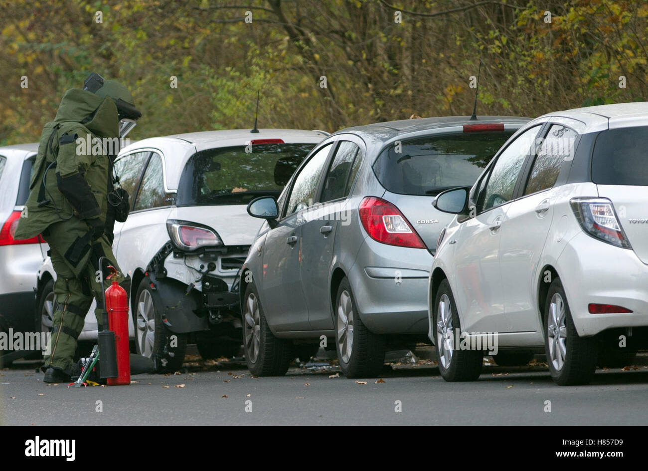 Berlino, Germania. Decimo Nov, 2016. Un esperto di esplosivi da parte della polizia di ispeziona un auto nel quartiere di Neukoelln a Berlino, Germania, 10 novembre 2016. Un forte bang è stato ascoltato proveniente dall'auto. La polizia è arrivata e delimitare l'area intorno alla macchina al fine di effettuare la loro inchiesta. Foto: Paolo Zinken/dpa/Alamy Live News Foto Stock