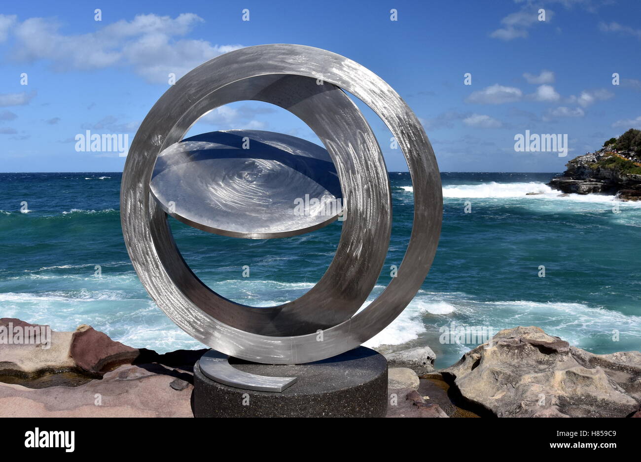 Sydney, Australia - Ott 23, 2016. Inge Re: anelli celesti I. scultura di mare lungo il Bondi a Coogee passeggiata costiera è t Foto Stock