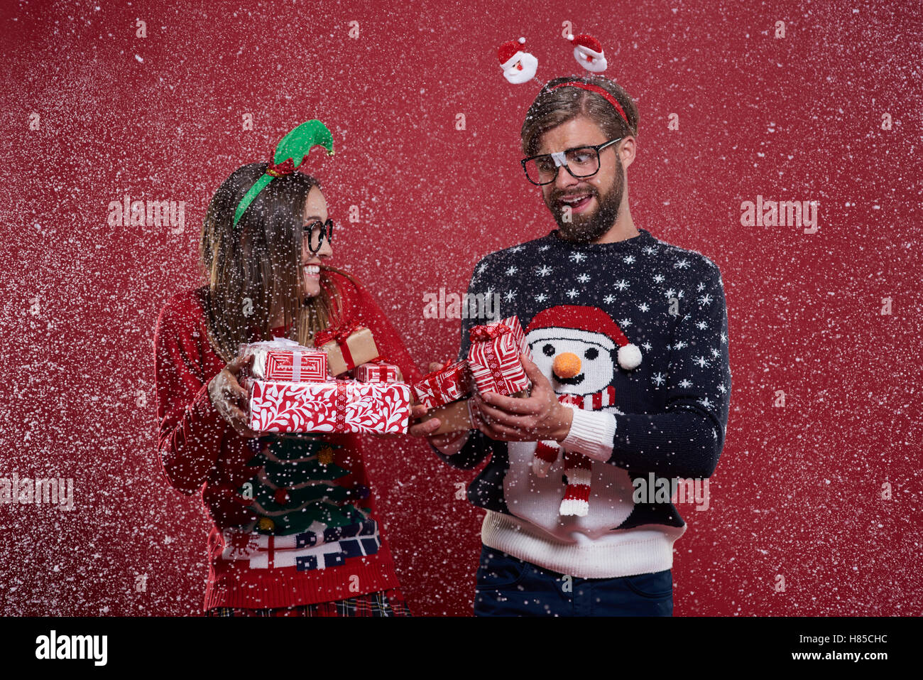 Natale nerd giovane con presenta Foto Stock