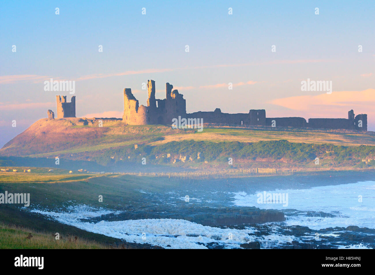Il castello di Dunstanburgh sulla costa di Northumberland, England, Regno Unito Foto Stock