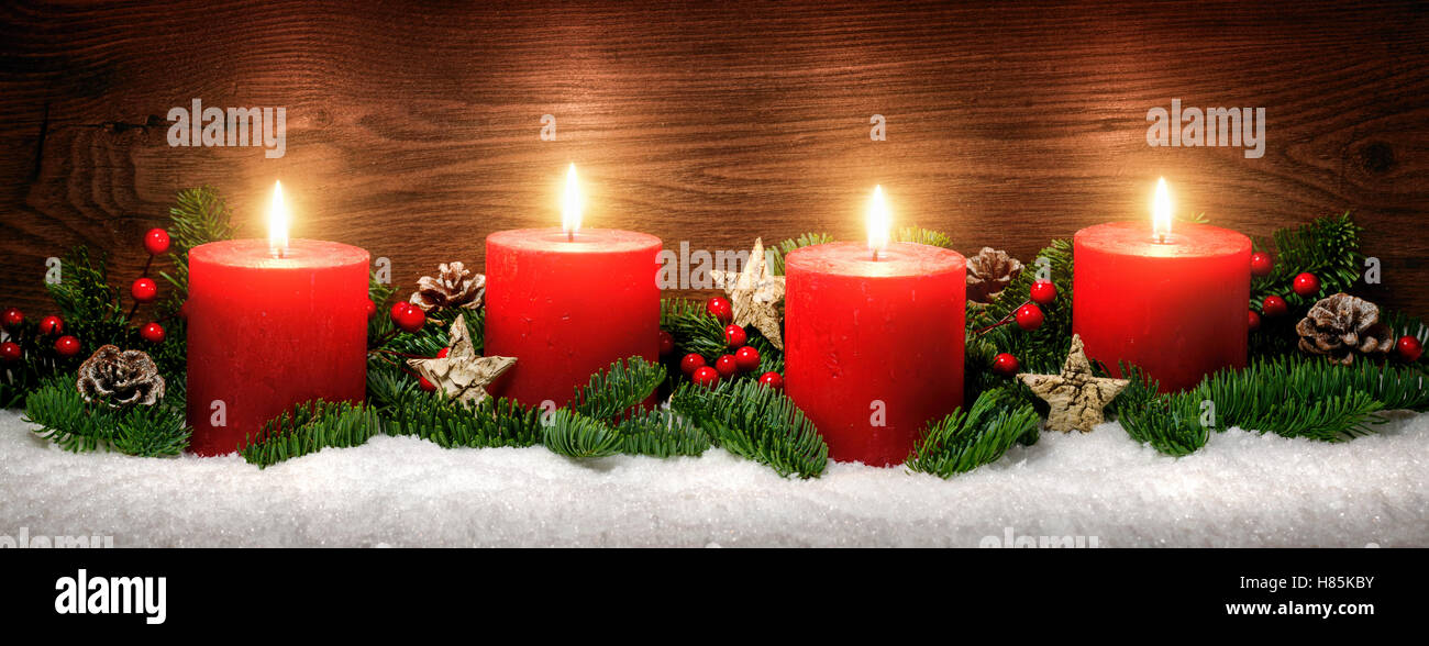 Decorazione natalizia con candele rosse, Svizzera Foto stock - Alamy