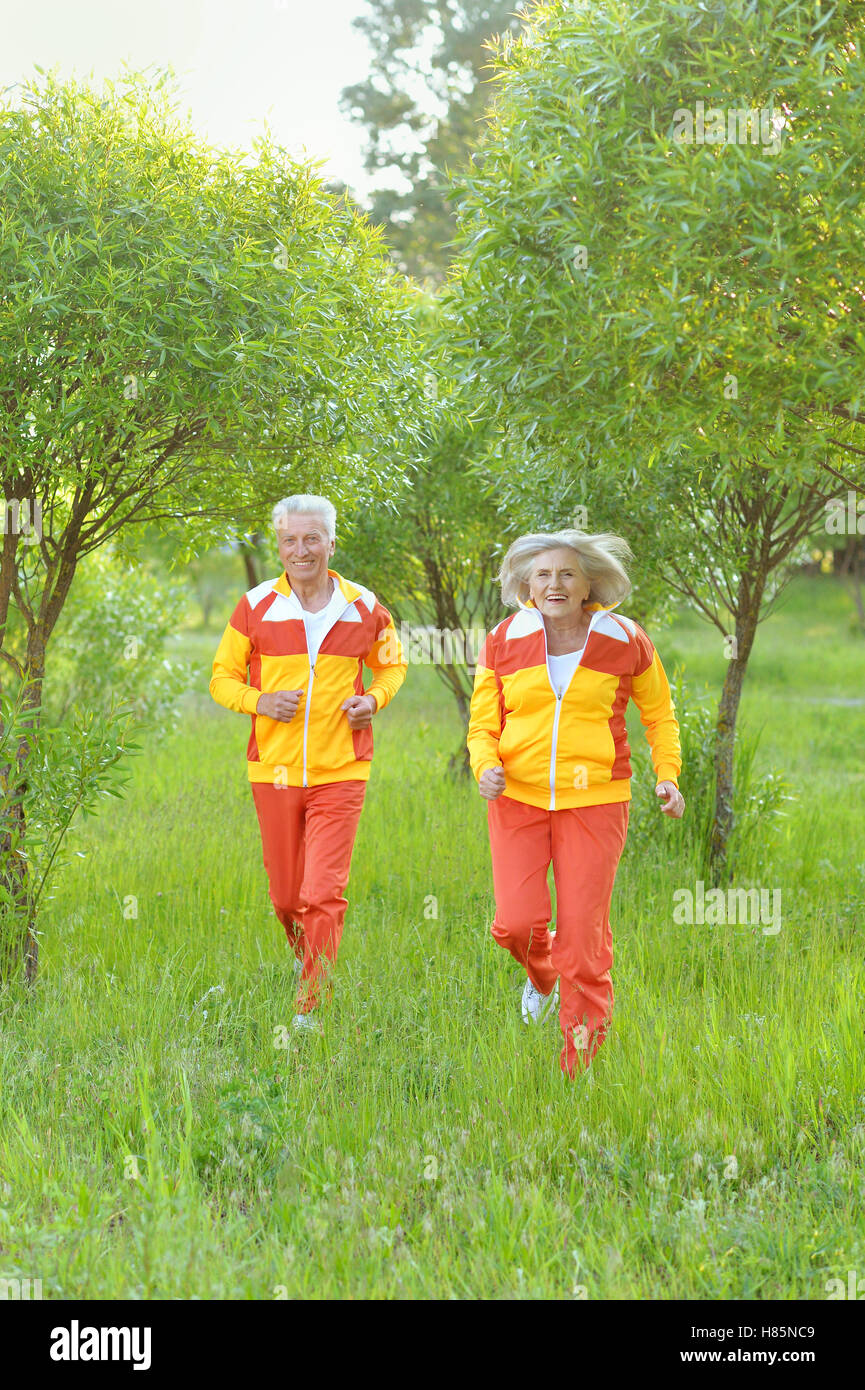 Felice coppia senior in posizione di parcheggio Foto Stock