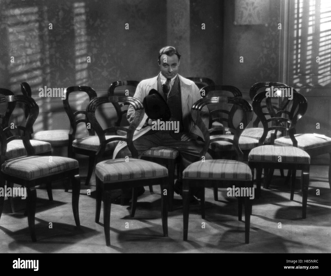 Dreizehn Stühle, (DREIZEHN STÜHLE) D 1938, Regie: E. W. Emo, Heinz Rühmann, Stichwort: Stuhl Foto Stock