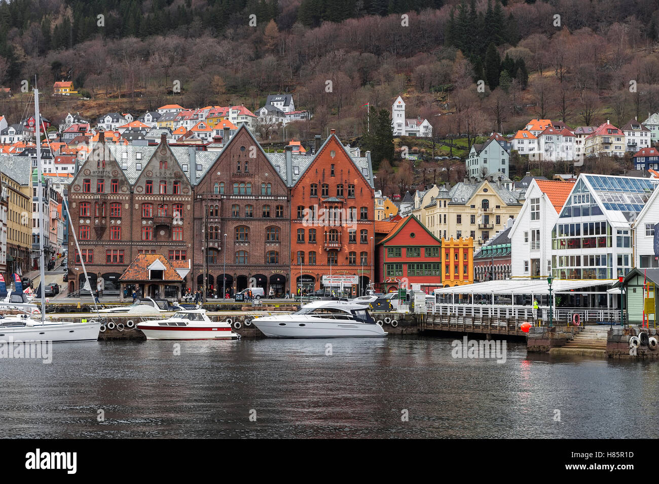 BERGEN in Norvegia - 3 luglio. Il Waterfront è un sito Patrimonio Mondiale dell'UNESCO con negozi e caffè all'aperto nel Maggio 04, 2013, a Bergen Foto Stock