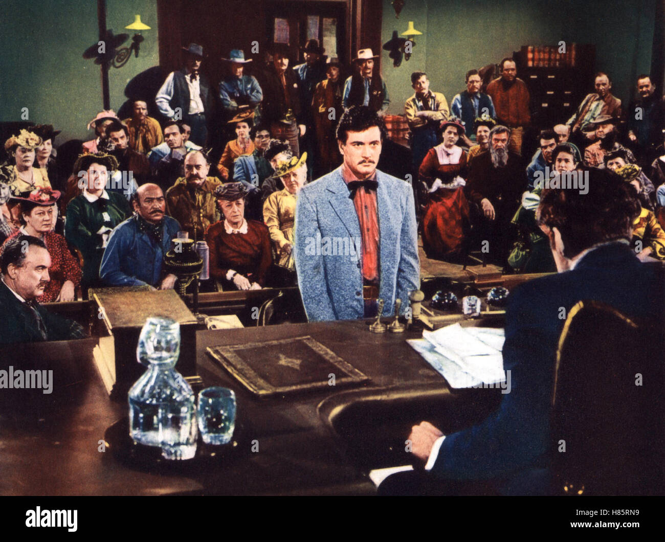 Gefährliches Blut, (L'ILLEGALITÀ RAZZA) USA 1952, Regie: Raoul Walsh, Rock Hudson, Stichwort: Gerichtssaal, Richter, Angeklagter Foto Stock
