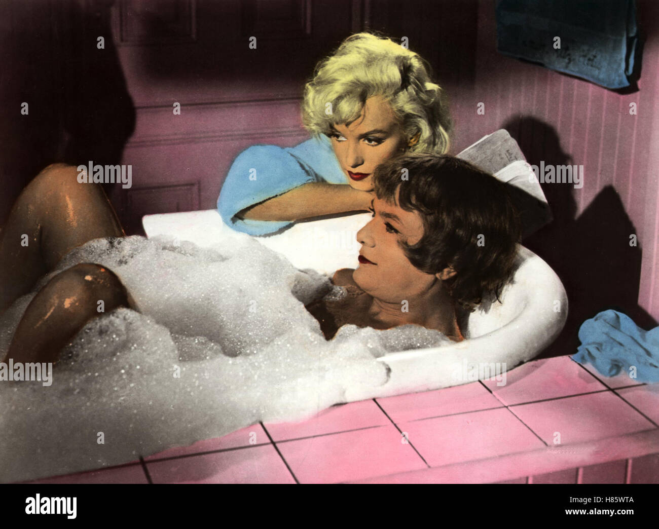 Manche mögen's heiß, (A QUALCUNO PIACE CALDO) USA 1959, Regie: Billy Wilder, MARILYN MONROE + JACK LEMMON Stichwort: Badewanne, Schaum Foto Stock