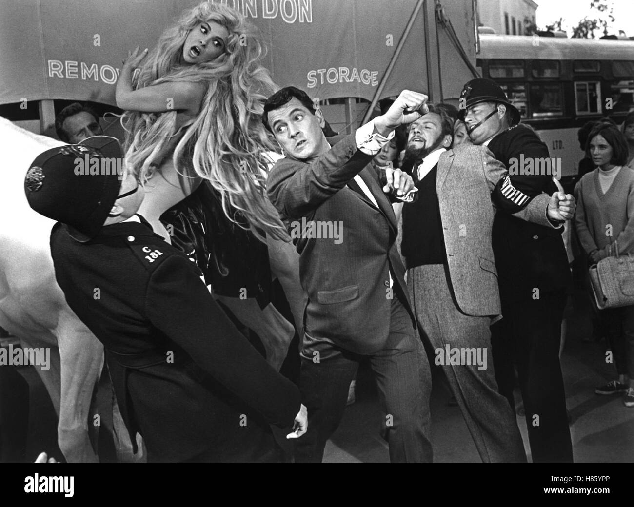 Fremde Bettgesellen, (strano BEDFELLOWS) USA 1964, Regie: Melvin Frank, Gina Lollobrigida, Rock Hudson, Stichwort: Schlägerei, Polizisten, Blondine Foto Stock