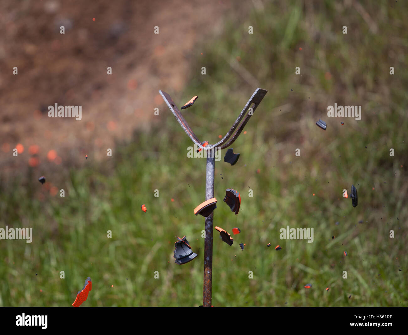 Clay pigeon tha è stato appena rotto da un fucile da caccia Foto Stock