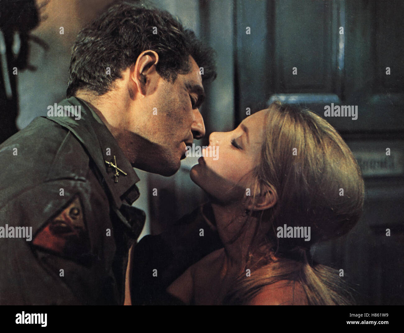 Die Brücke von Remagen, (IL PONTE DI REMAGEN) USA 1968, Regie: John Guillermin, George Segal, ANNA GAEL, Stichwort: Kuss, Paar Foto Stock