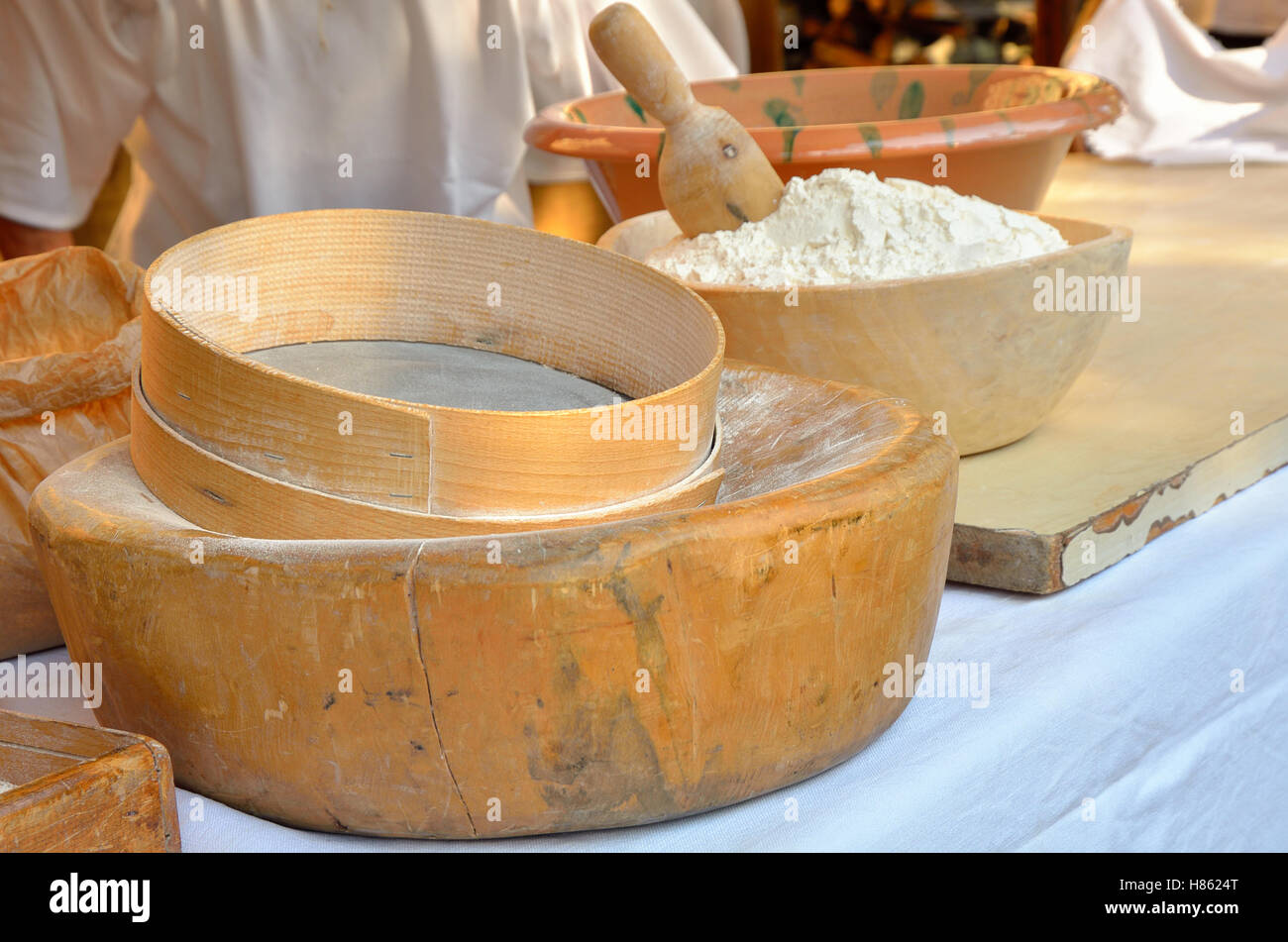 Vecchio crivello per la farina in cucina in Italia Foto Stock