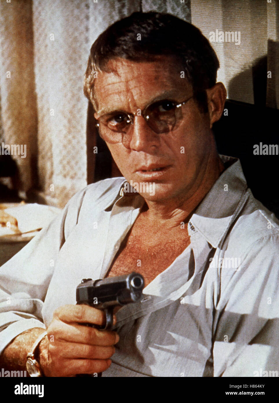 Via di Fuga (The Getaway) USA 1972, Regie: Sam Peckinpah, STEVE McQUEEN Stichwort: Pistole, Brille Foto Stock
