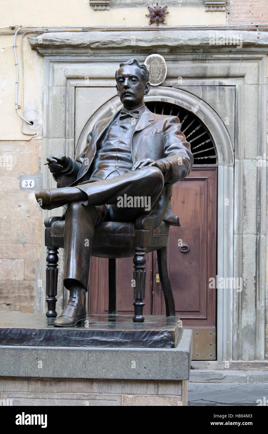 Statua in bronzo di Giacomo Puccini seduto in una sedia confortevole in Corte San Lorenzo, Lucca, Italia. Foto Stock