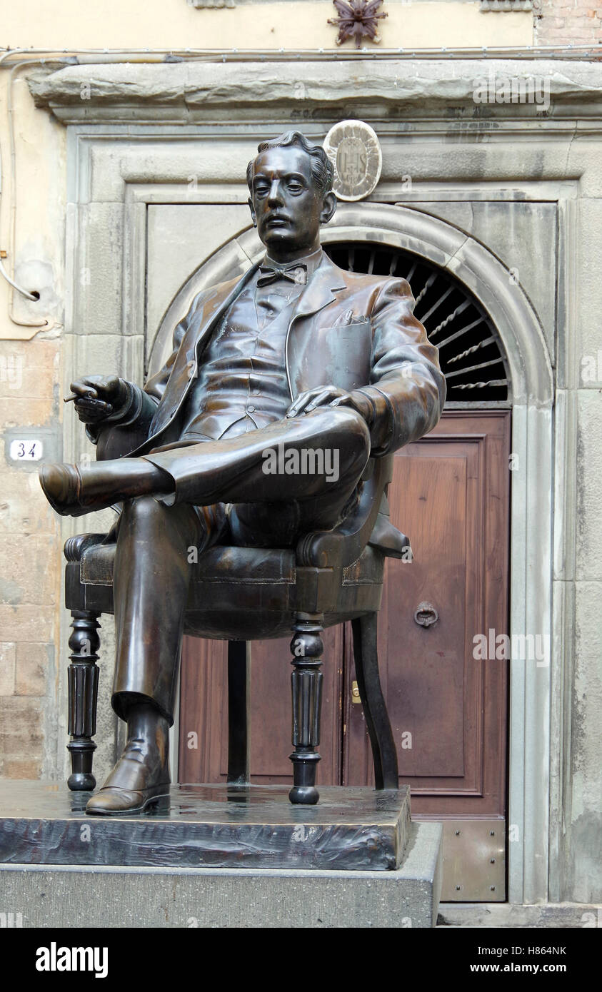 Statua in bronzo di Giacomo Puccini seduto in una sedia confortevole in Corte San Lorenzo, Lucca, Italia. Foto Stock