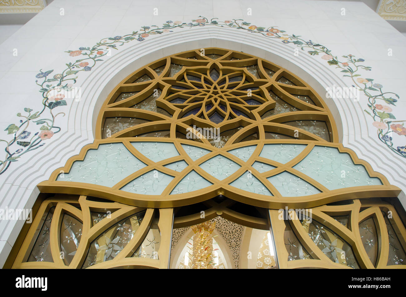 Porta arcuata a Sheikh Zayed grande moschea costruzione di esterni Abu Dhabi Emirati Arabi Uniti Foto Stock
