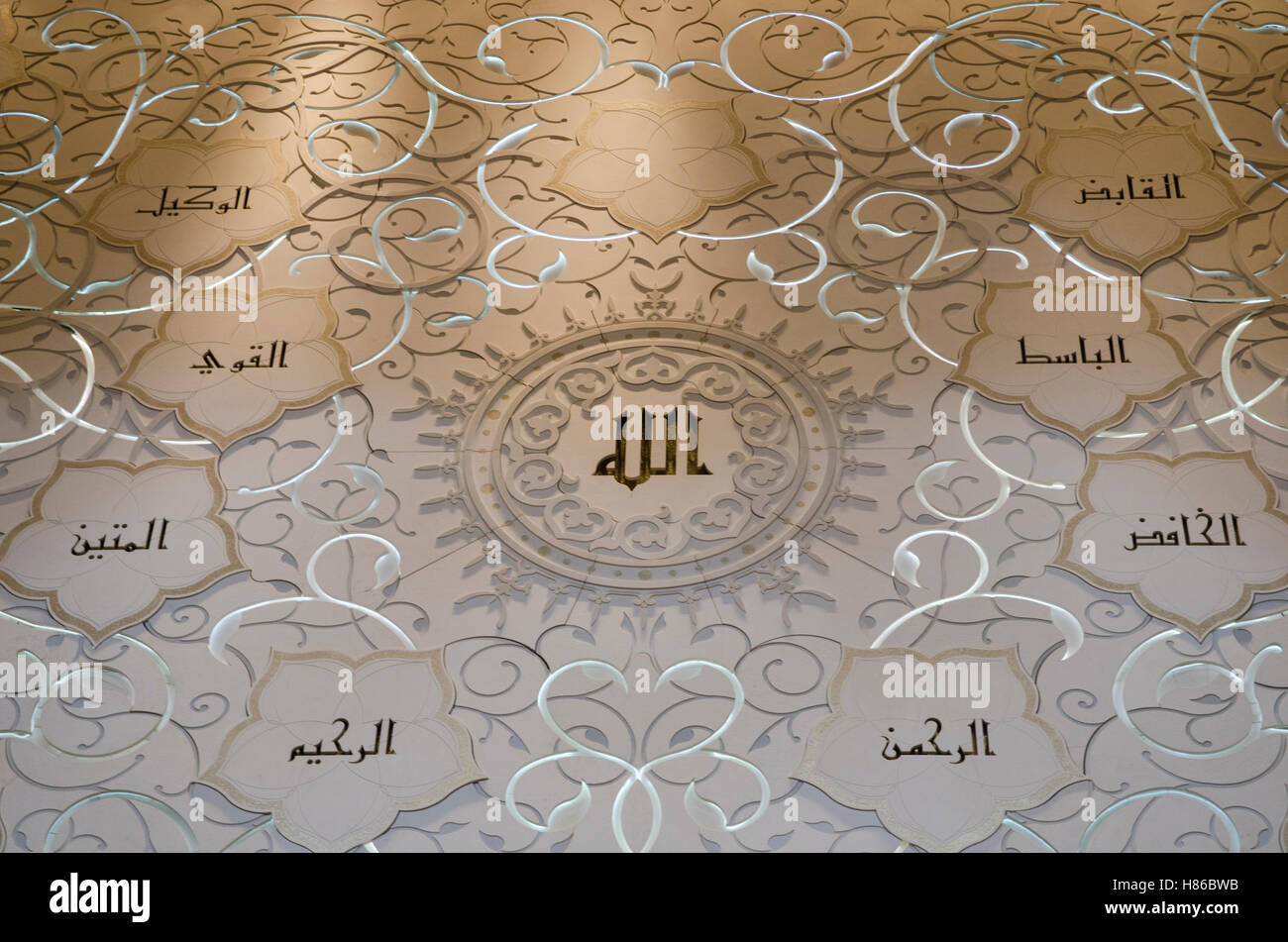 I nomi di Dio incisa sulla parete interna della Sheikh Zayed grande moschea costruzione di esterni Abu Dhabi Emirati Arabi Uniti Foto Stock