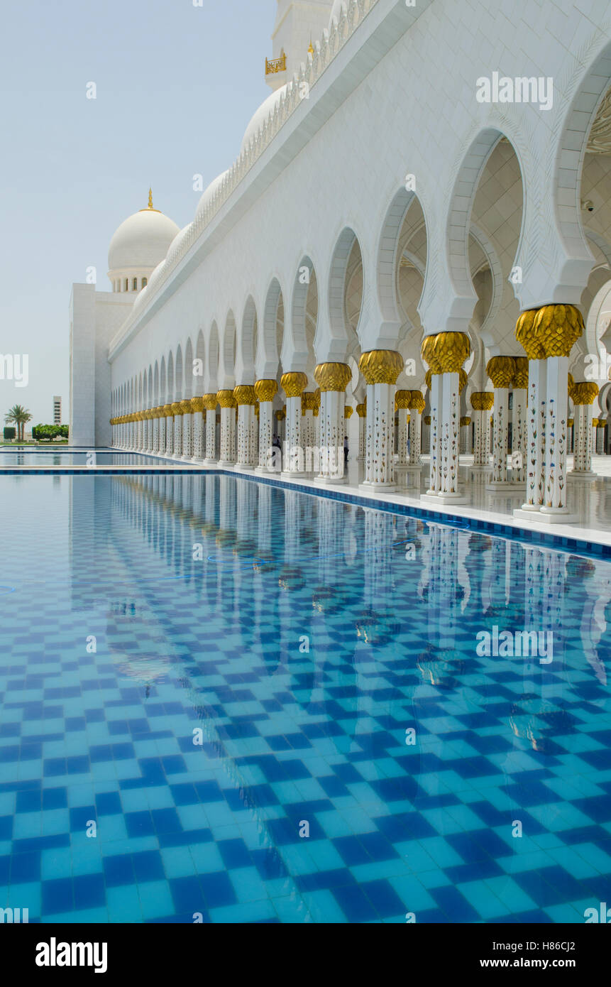 Piscina fuori Sheikh Zayed grande moschea costruzione di esterni Abu Dhabi Emirati Arabi Uniti Foto Stock