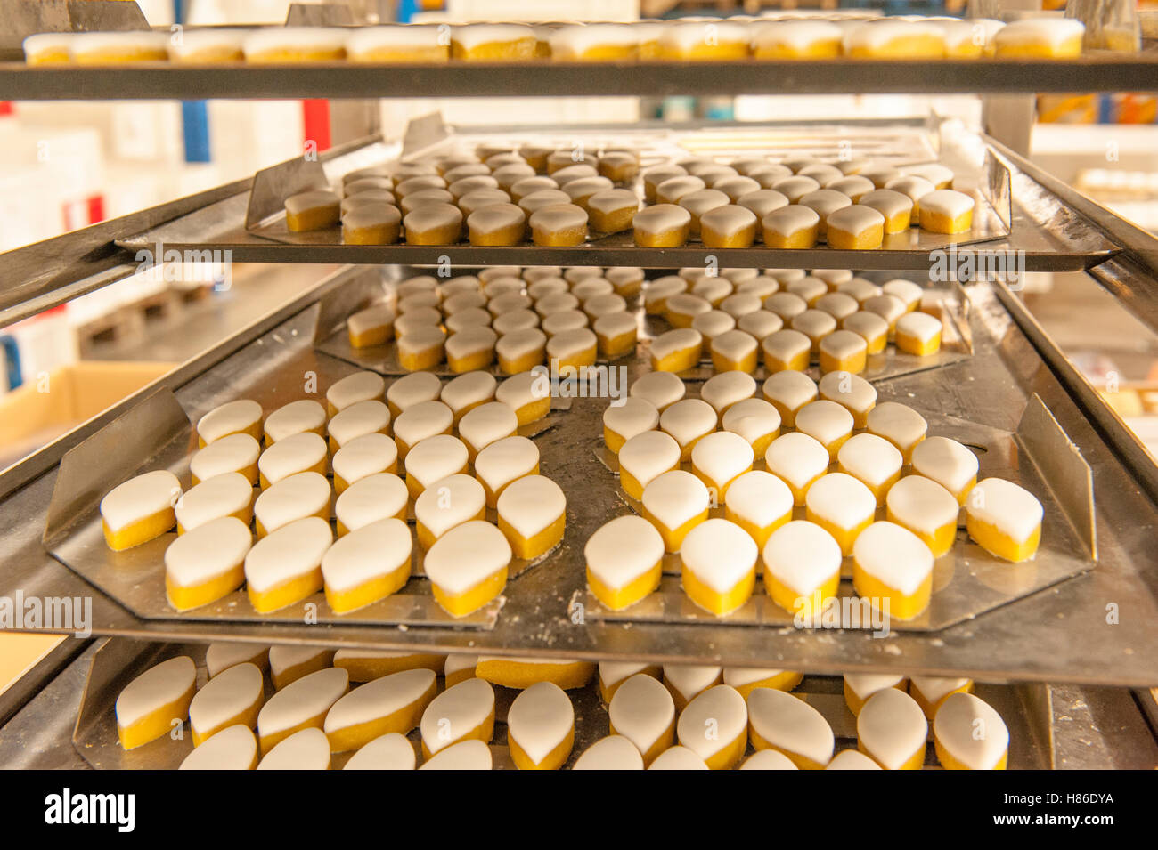 Calisson (d'Aix), un tipico francese candy, prodotte tra l'altro da Arnaud Nougaterie Soubeyran in Montelimar, Drôme Foto Stock