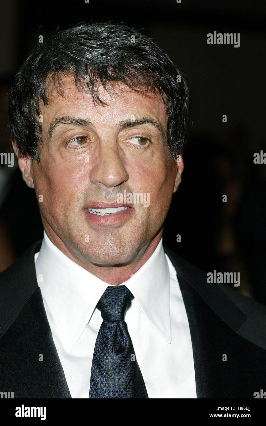SYLVESTER STALLONE PER PROTEGGERE E SERVIRE DI GALA PER CENTURY PLAZA HOTEL CENTURY CITY LA USA 08 Novembre 2002 Foto Stock