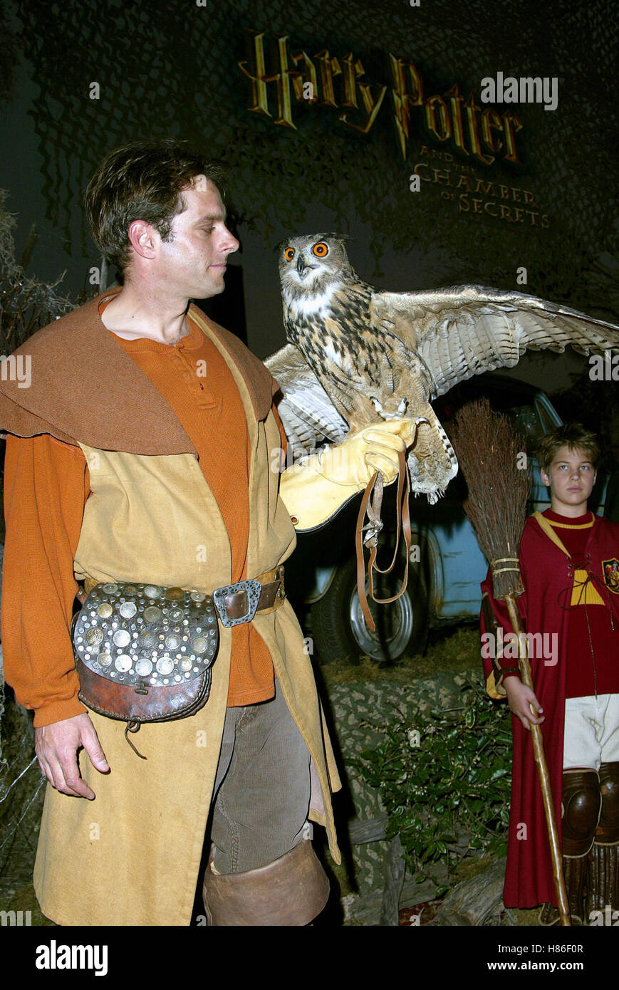 Bambino neonato in costume per Halloween con una sciarpa E libri di Harry  Potter Foto stock - Alamy