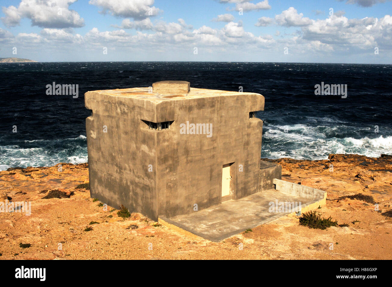 Scatola di pillole sulla costa maltese Foto Stock