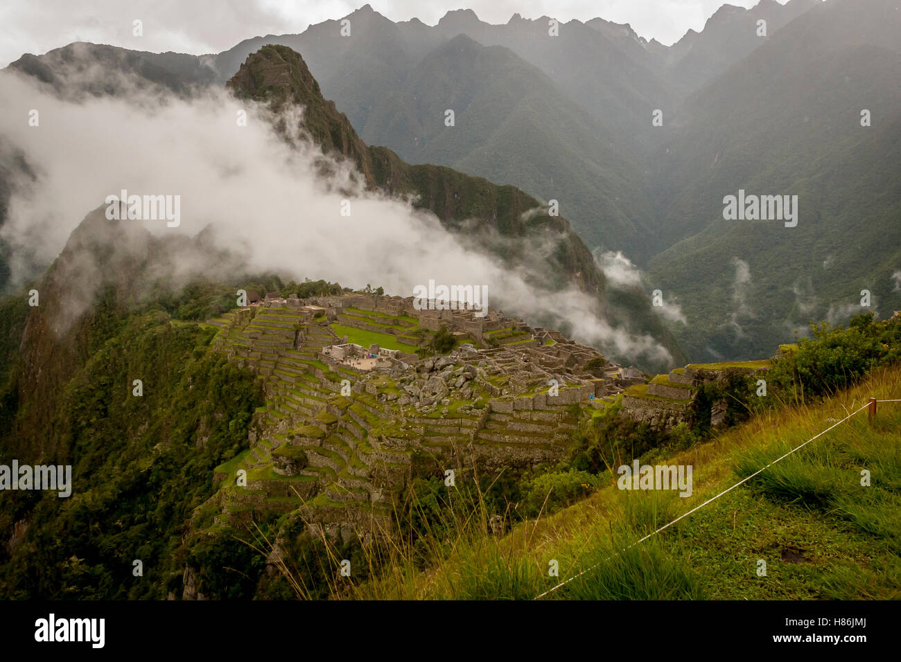 Machu Picchu con un cloud passando in Perù. Foto Stock