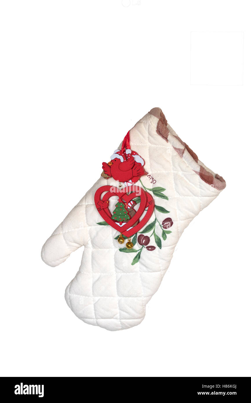 Guanto da forno con olive nere su sfondo bianco rosso wit colombe tenendo un cuore con albero di natale come decorazione. Foto Stock