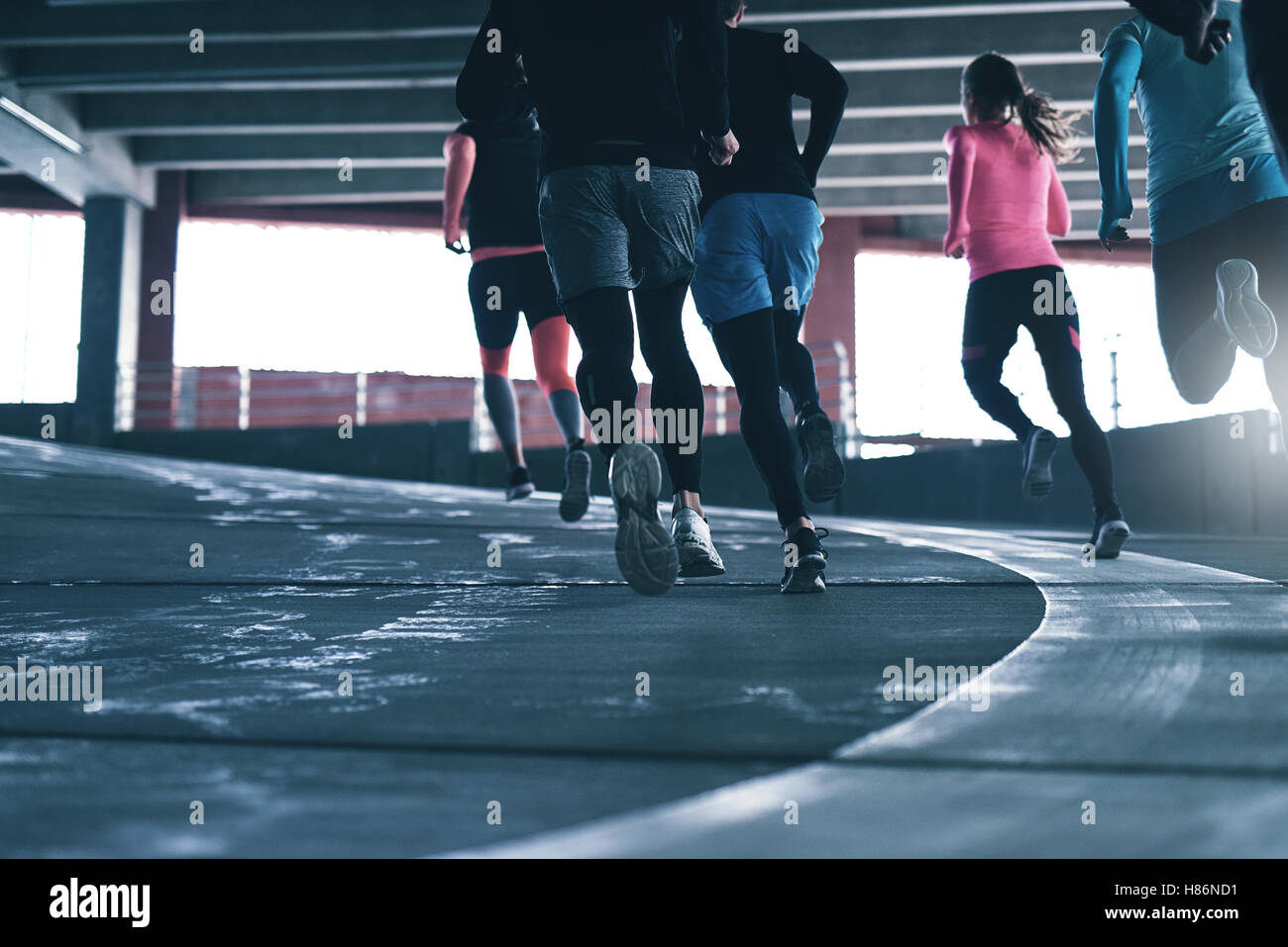 Vista posteriore di un irriconoscibile sportivi in esecuzione nel posto di parcheggio. Copyspace Foto Stock