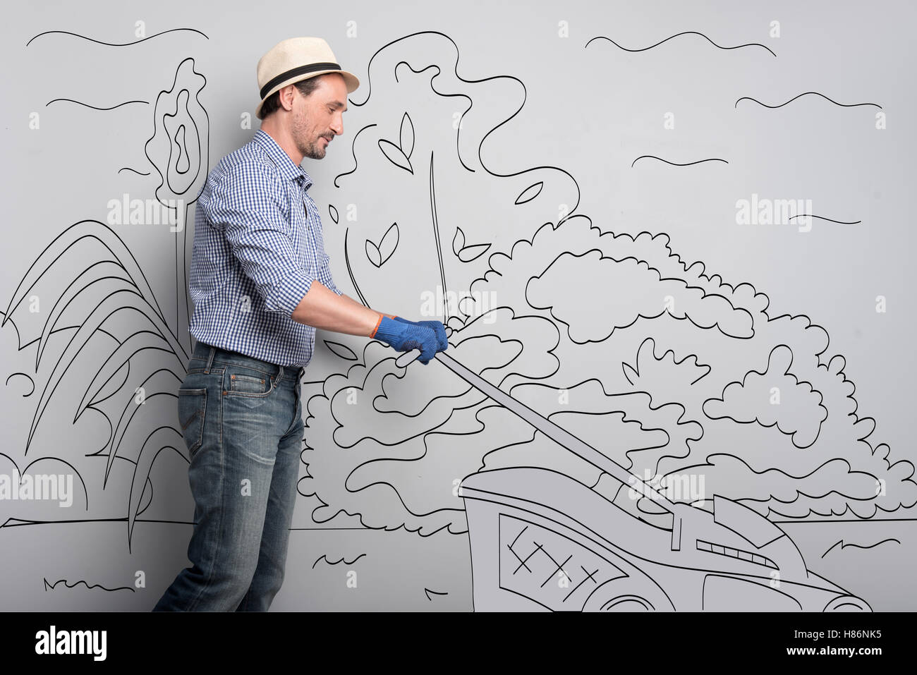 Laboriosa agricoltore mediante taglio di erba. Foto Stock