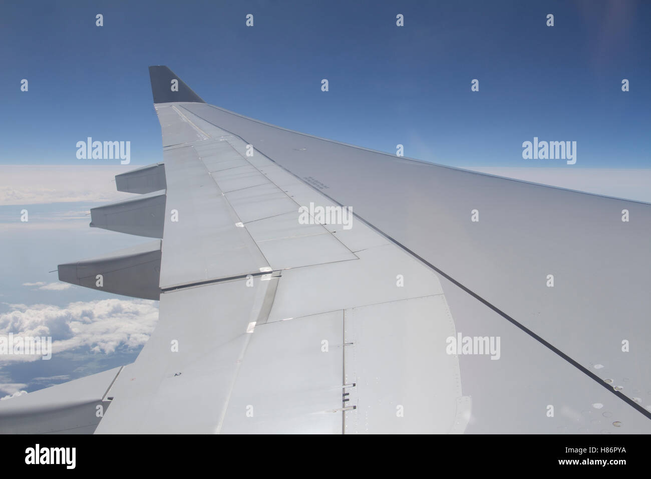 Ala di aeroplano e nuvole Foto Stock