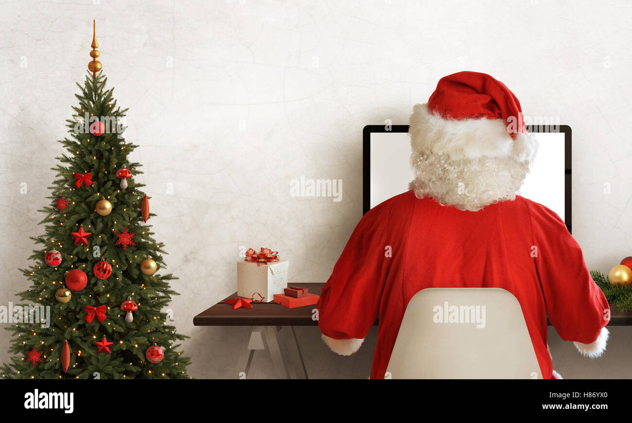 Santa Claus lavorare duro durante il Natale. Albero di natale e di dono accanto a. Foto Stock