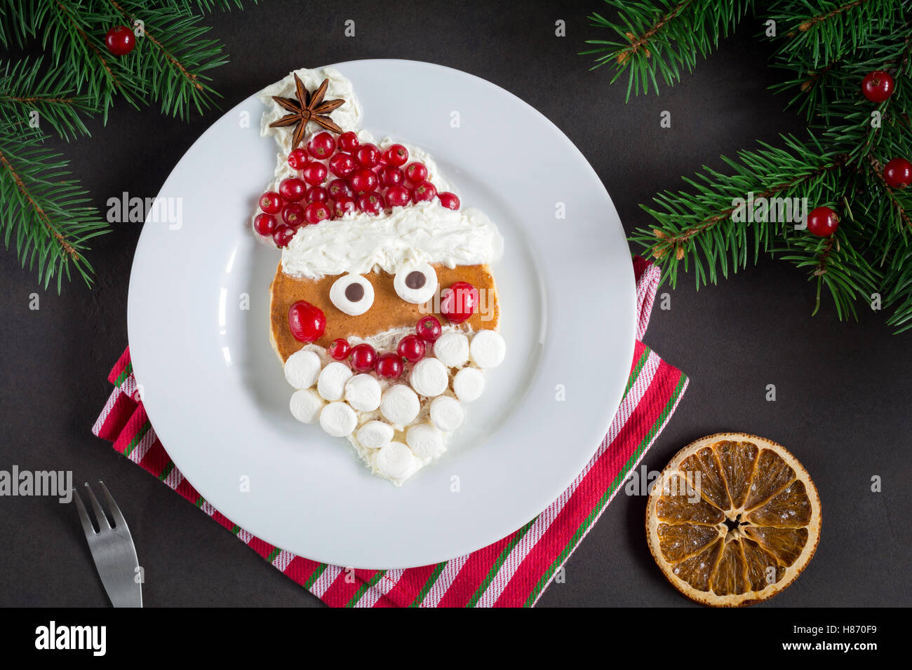 Santa pancake per bambini Colazione di Natale! Creative cibo divertente per bambini vacanze Foto Stock