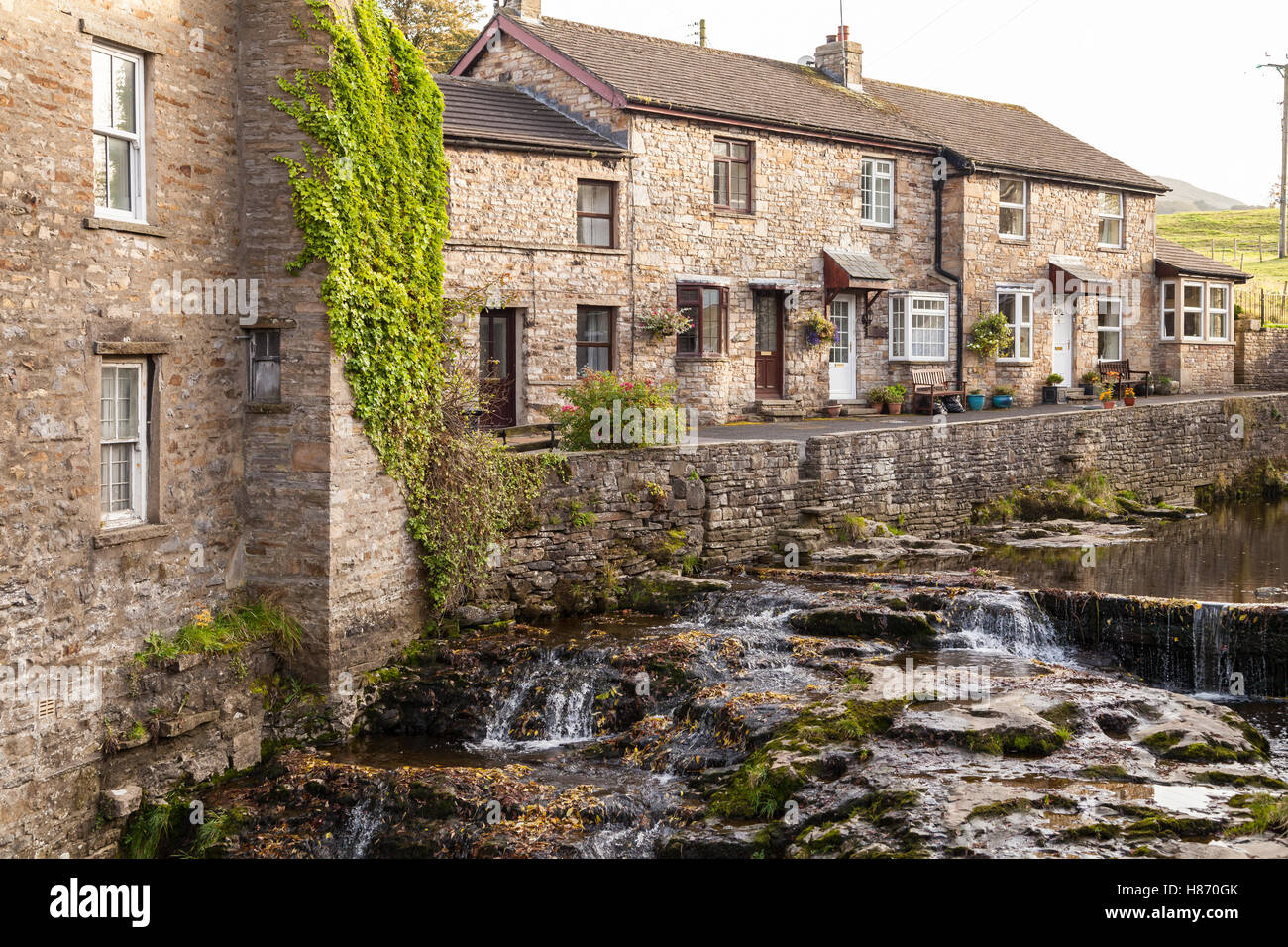 Fiume che scorre attraverso il piccolo North Yorkshire town Foto Stock