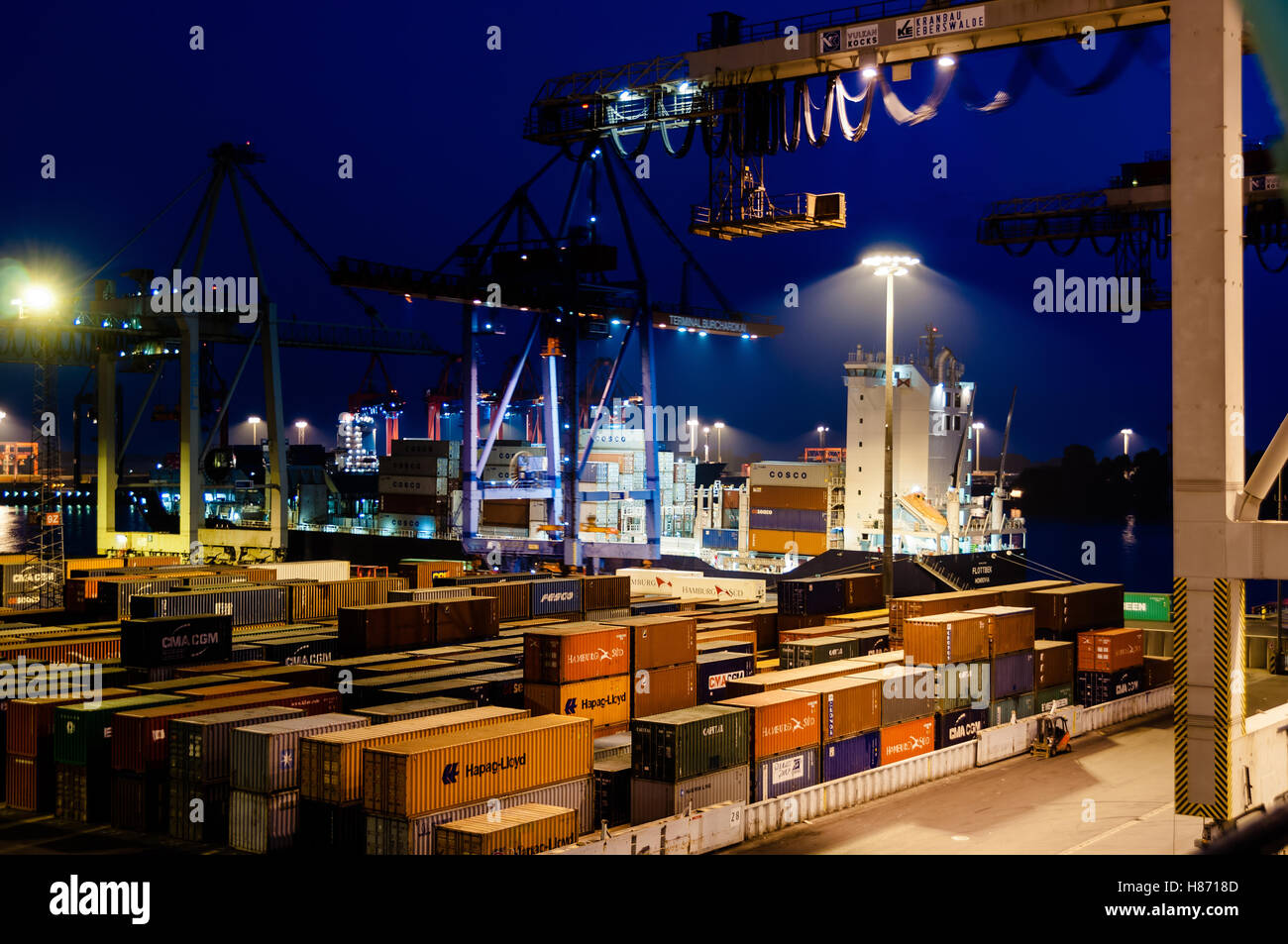 Buchardkai terminal per container di Amburgo di notte Foto Stock