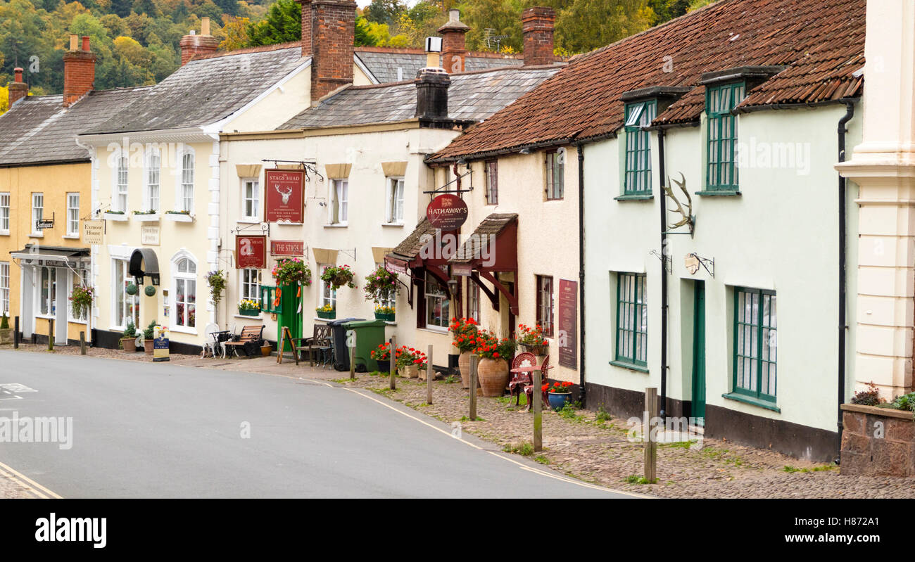 Storici pub, case e negozi nel villaggio di Dunster vicino a Minehead, Somerset, Inghilterra, Regno Unito Foto Stock