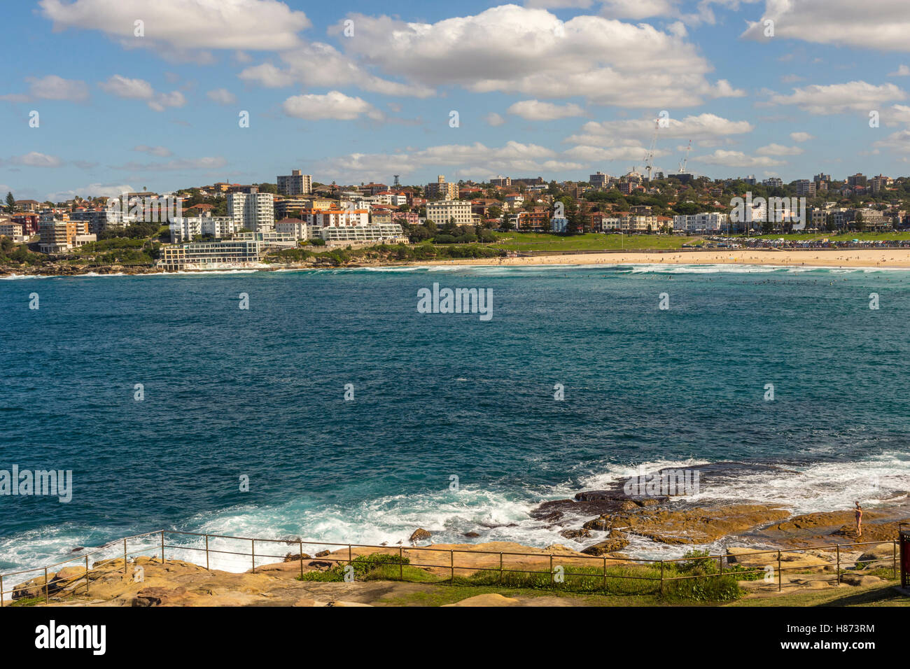 Vista sul Bondi Beach a Sydney il giorno di sole Foto Stock