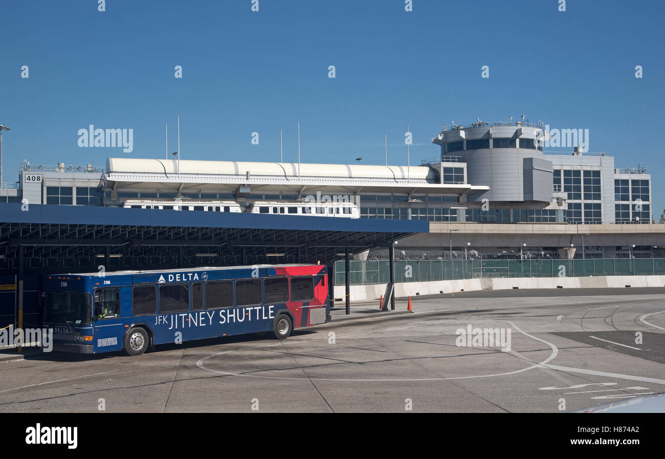 L'aeroporto JFK di New York STATI UNITI D'AMERICA - bus navetta e dell'edificio del terminal. Foto Stock
