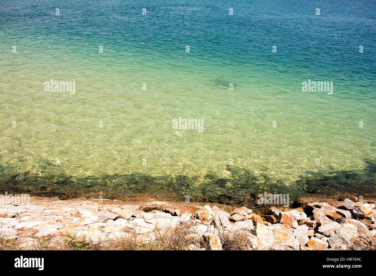 Il mare azzurro acqua a mare delle Andamane,Phuket, Tailandia Foto Stock