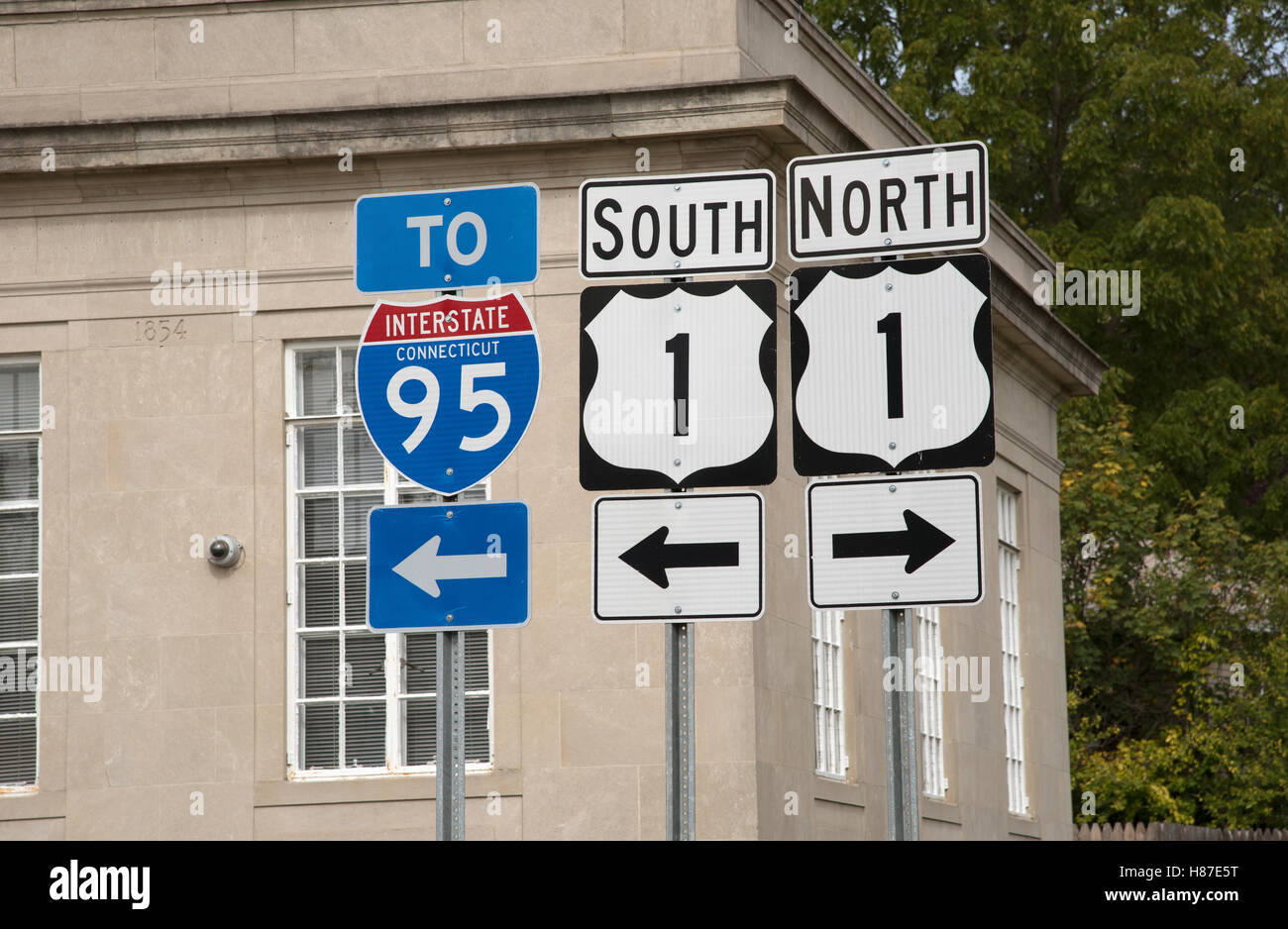 Interstate Highway e segni in Mystic Connecticut USA cartelli stradali per l'Interstatale 95 e l'autostrada 1 sud e nord Foto Stock