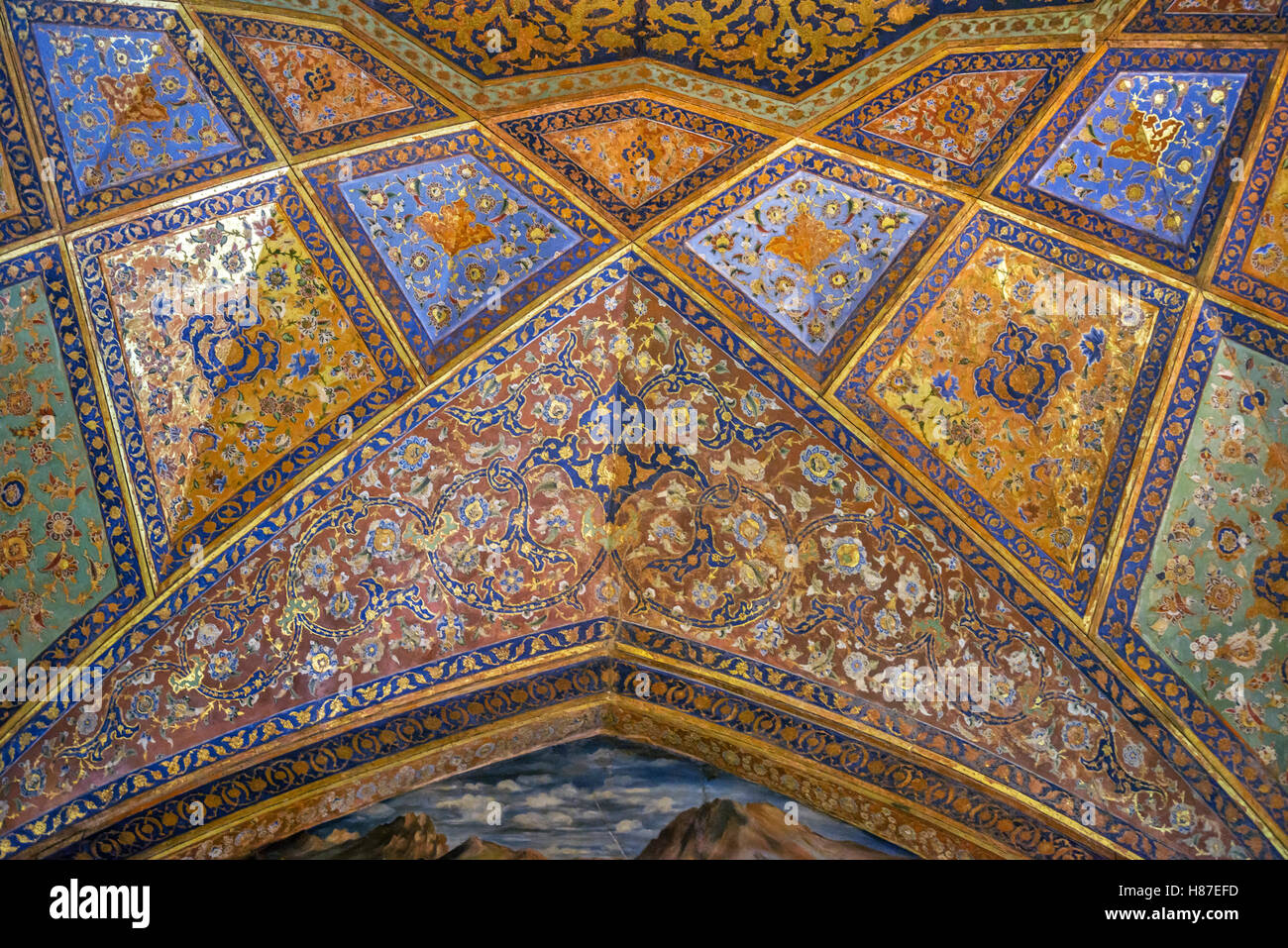 Colorate opere d'arte lavoro di quaranta colonne palace di Isfahan Iran Foto Stock